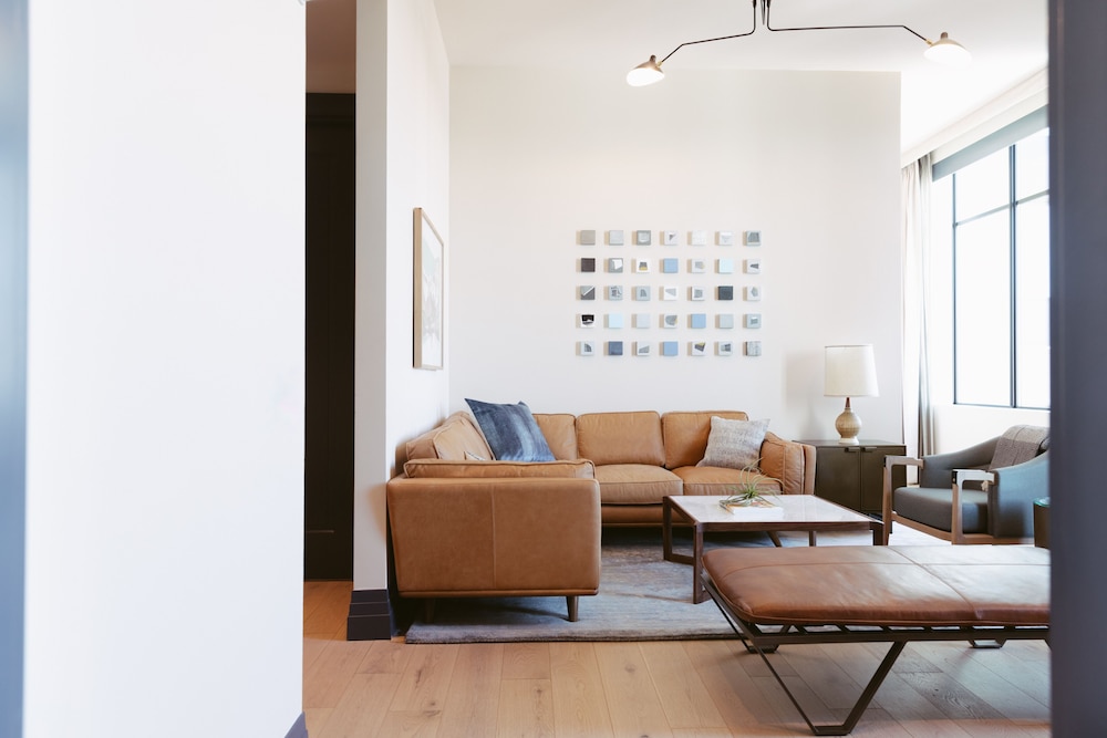 Suite, 1 Bedroom - Photo 1