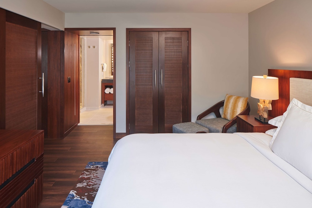Hilton Grand Vacations Club Hokulani Waikiki Honolulu: Suite, 1 Bedroom, Accessible (1 King Bed with Sofabed, Hearing) photo