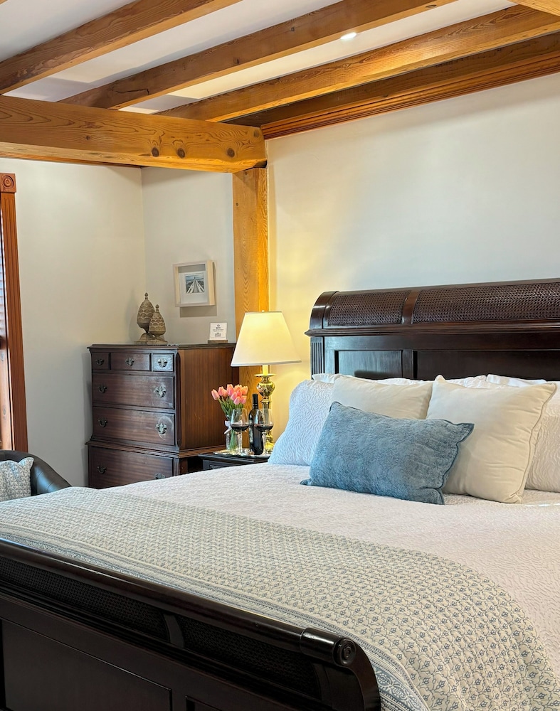 Deluxe Room, 1 King Bed, Fireplace, Bay View, photo 6