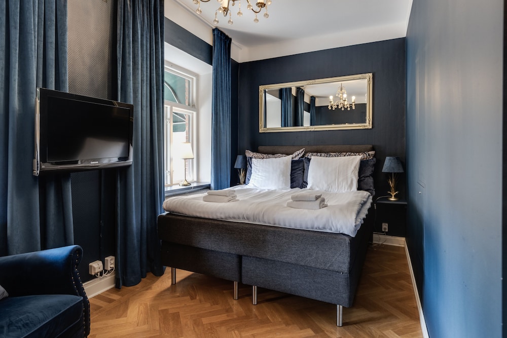 Double Room (Midnight Blue)