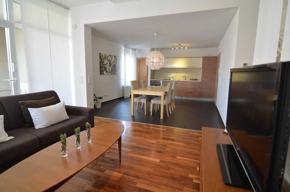 Deluxe Studio Suite, 1 King Bed with Sofa bed, Balcony, Courtyard View photo 1