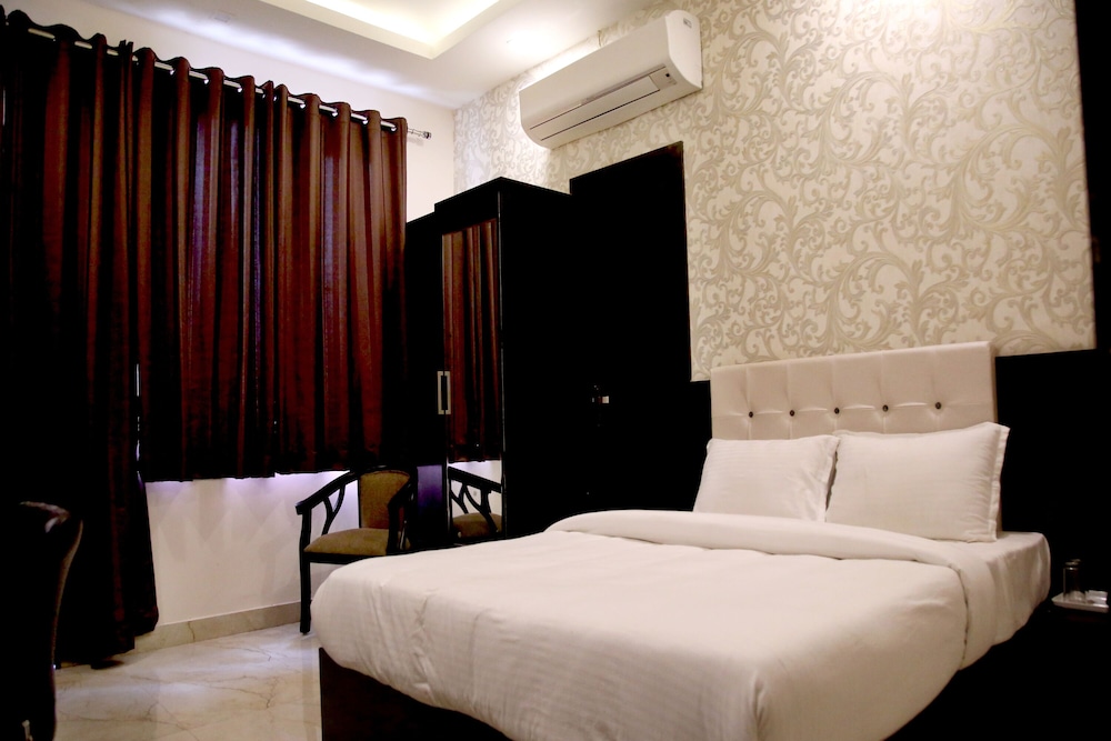 Deluxe Room - Photo 13