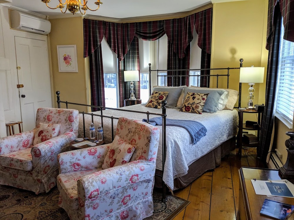 Deluxe Room, 1 King Bed, Private Bathroom, Garden Area photo 1