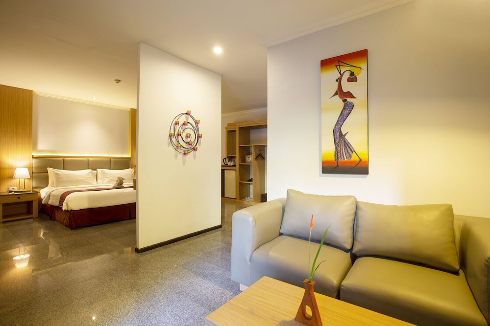 Executive Suite - Photo 2