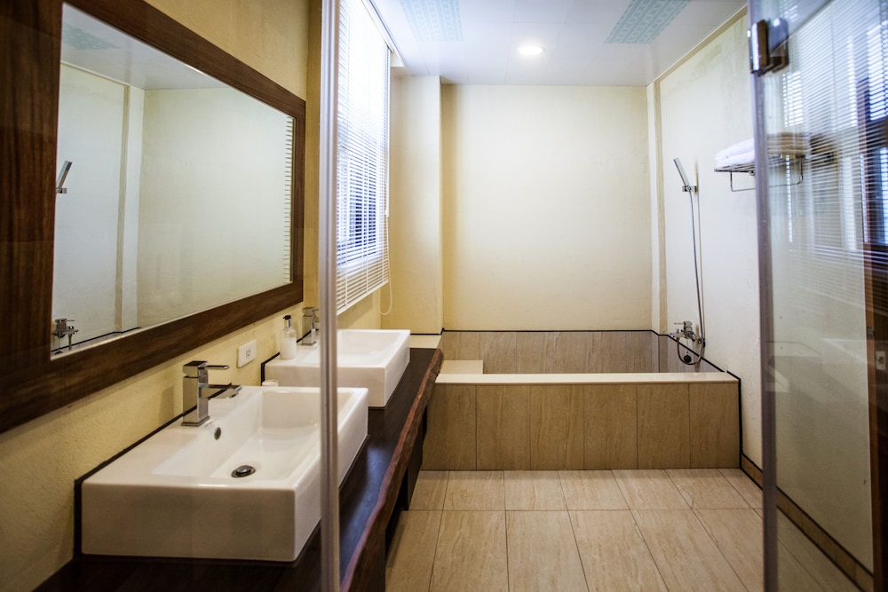 Basic Double Room, Bathtub - Photo 4