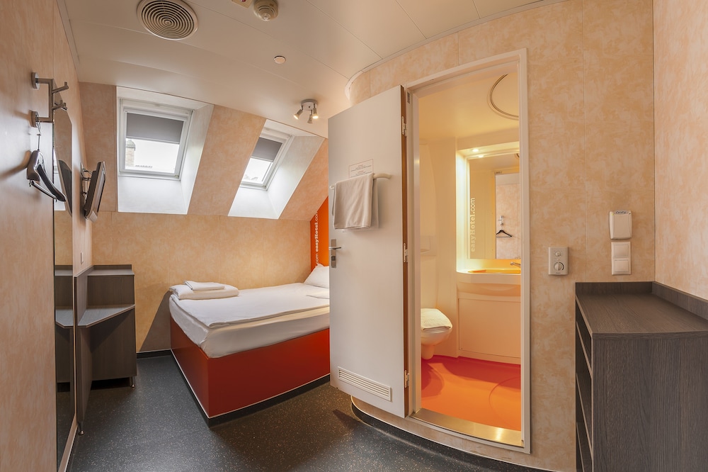 Small Double room thumbnail 5