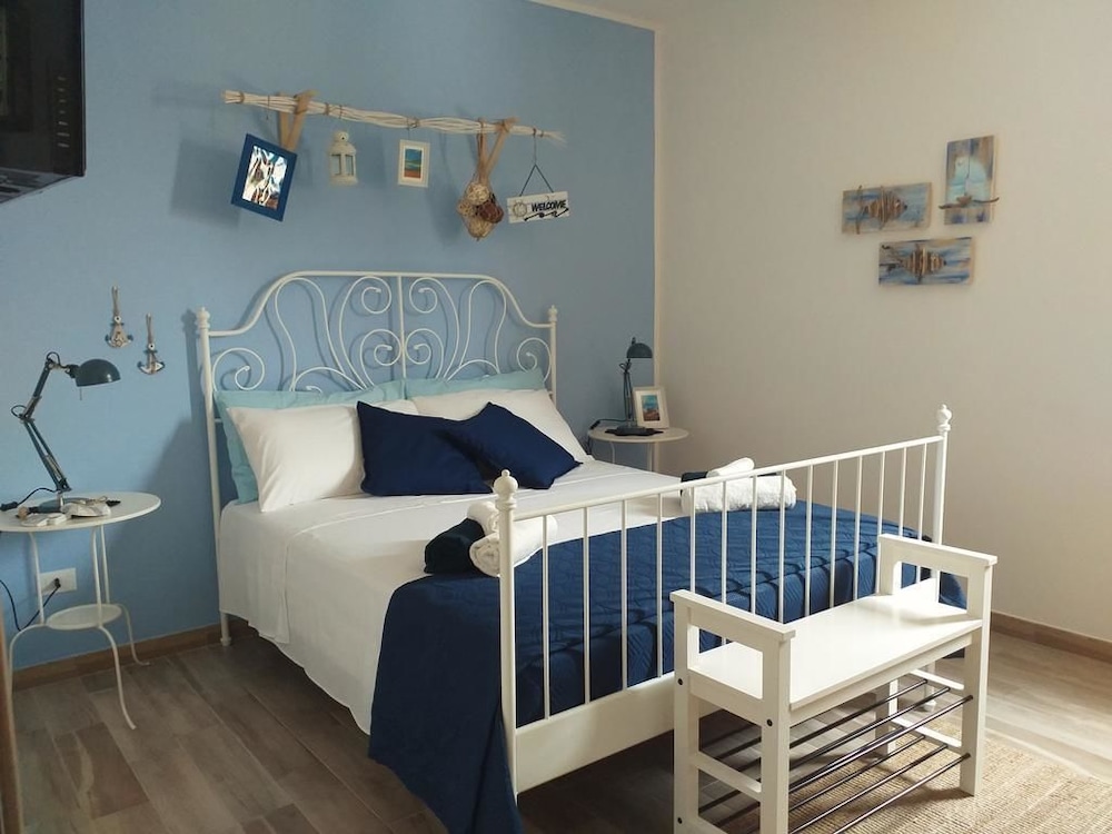 Deluxe Double Room (Blue)