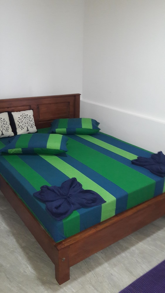 Basic Double Room, 1 Queen Bed, Smoking, Private Bathroom photo 1
