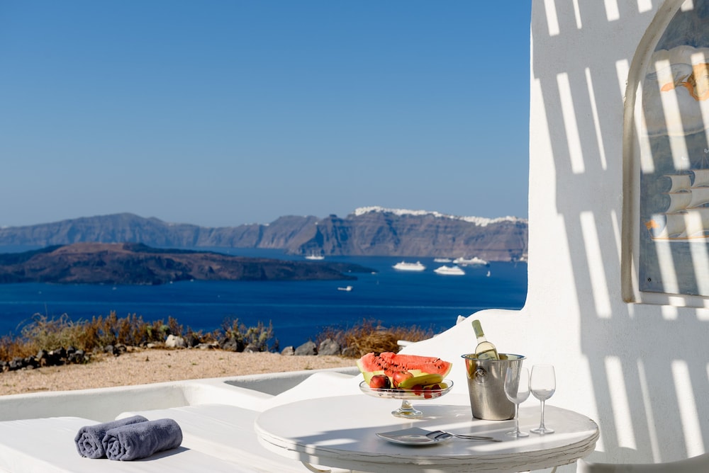 Deluxe Suite with Hot Tub and Caldera View - Photo 8