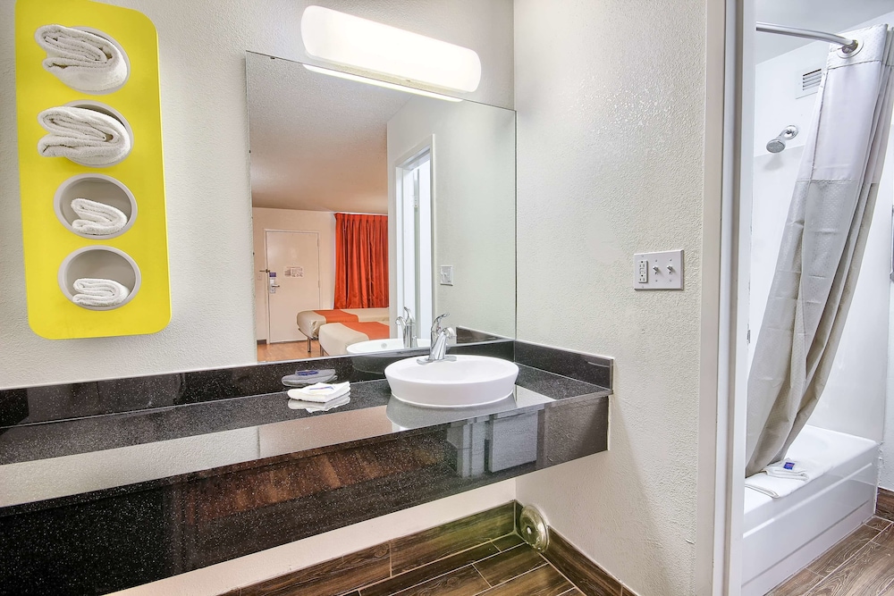 Standard Room, 2 Double Beds, Non Smoking - Photo 9