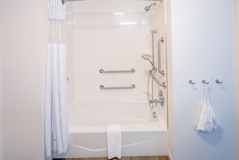 Room, 2 Queen Beds, Non Smoking, Refrigerator & Microwave photo 3