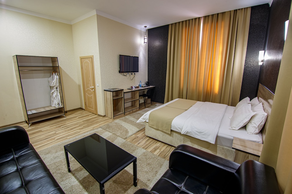 King Studio with Sofa Bed