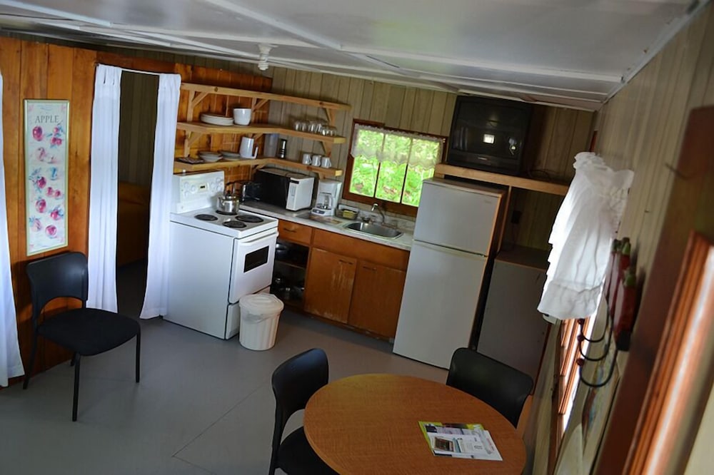Economy Cottage, 2 Bedrooms (Cottage #1) photo 2
