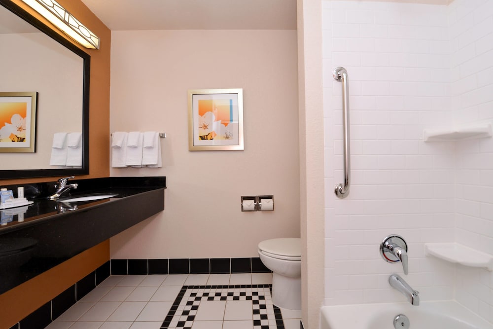 Room, 2 Queen Beds - Photo 6
