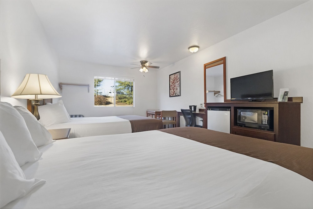 Standard Room, 2 Queen Beds photo 3