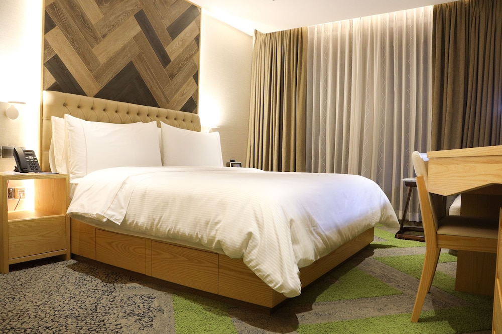 Business Double Room, 1 King Bed, Refrigerator & Microwave photo 2