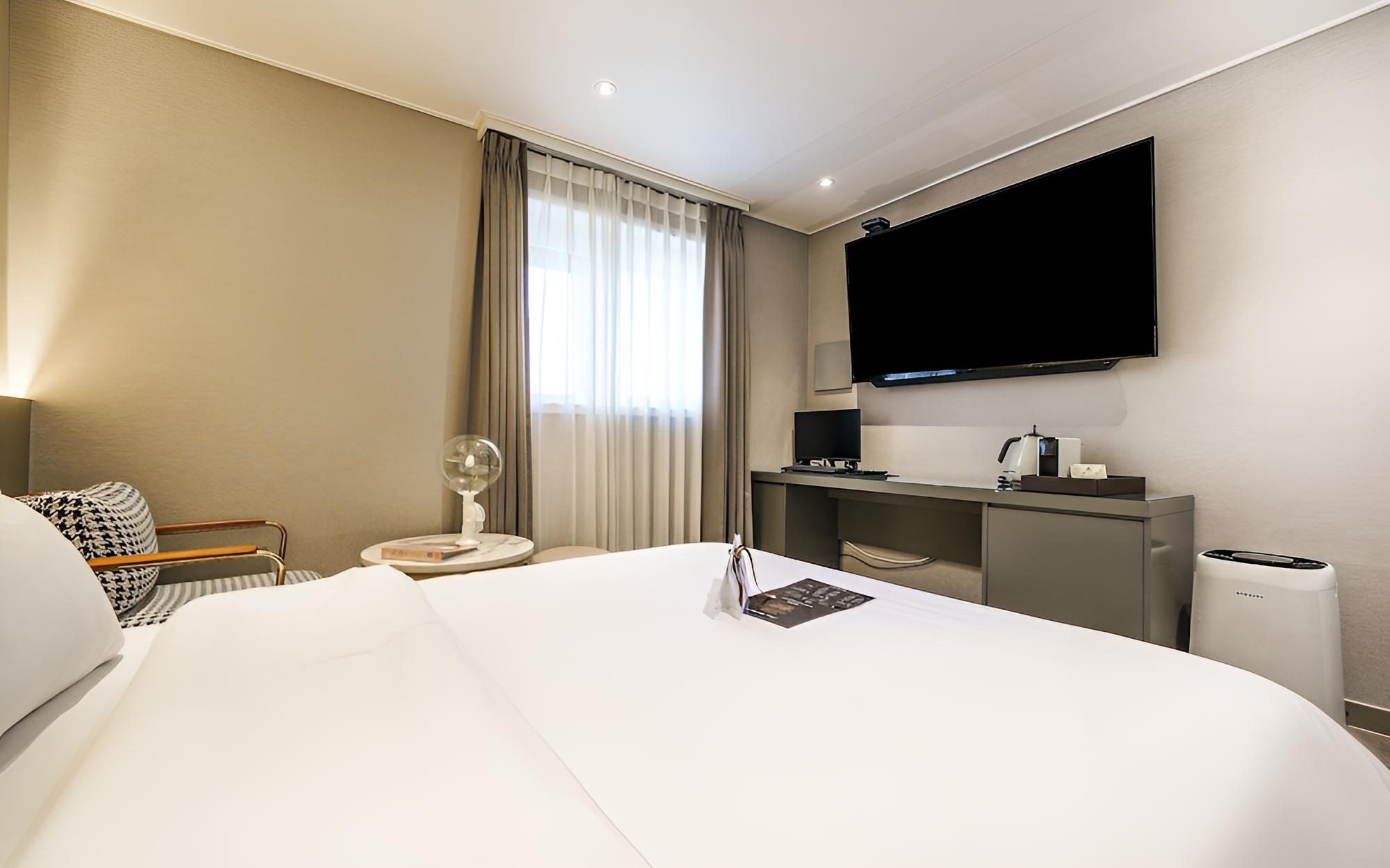 Room (Standard (65 large TV Netflix Samsung) - Photo 12