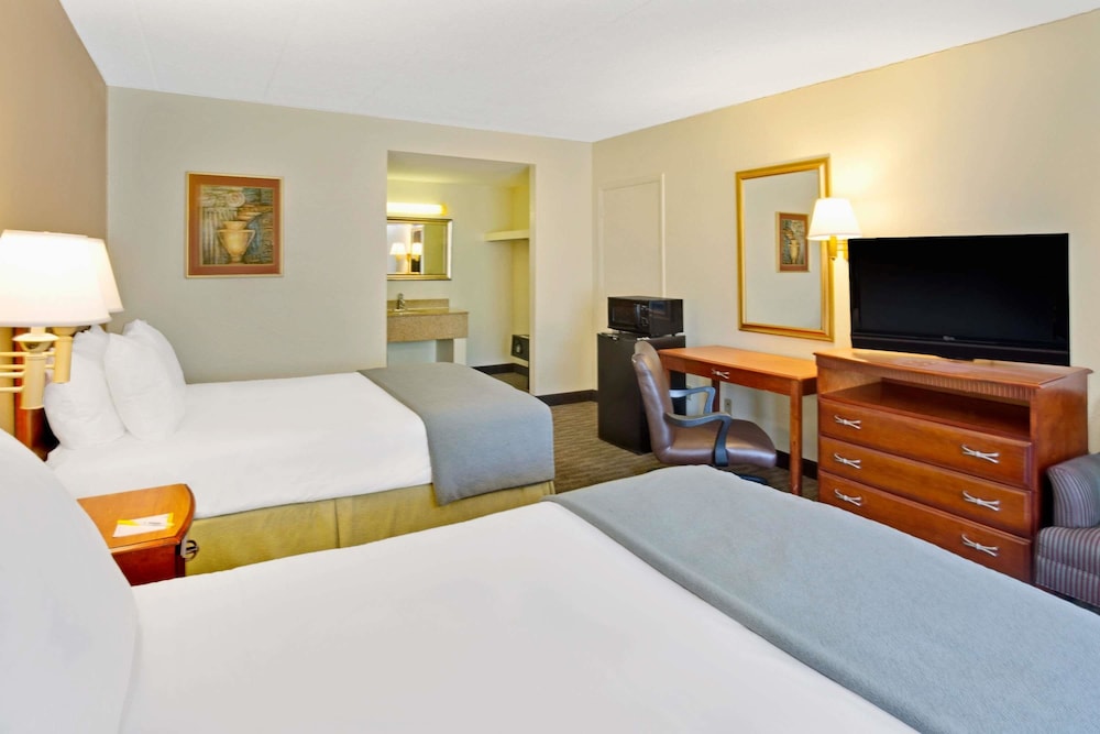 Room, 2 Double Beds, Non Smoking - Photo 2