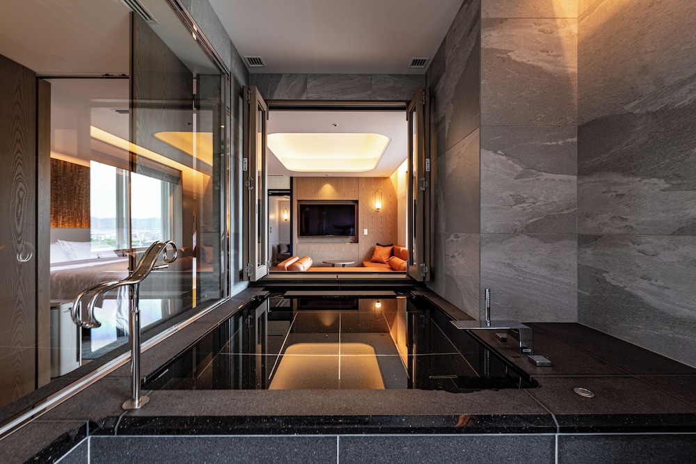 Club Suite, 1 King Bed (View) - Photo 13