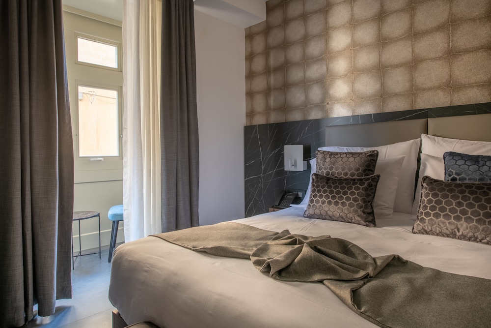 Deluxe Room, 1 King Bed