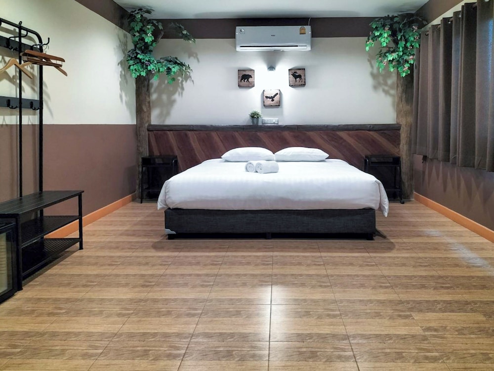 Deluxe Room, 1 King Bed photo 3