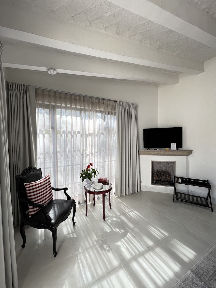 Deluxe Suite, 1 King Bed, City View - Photo 2