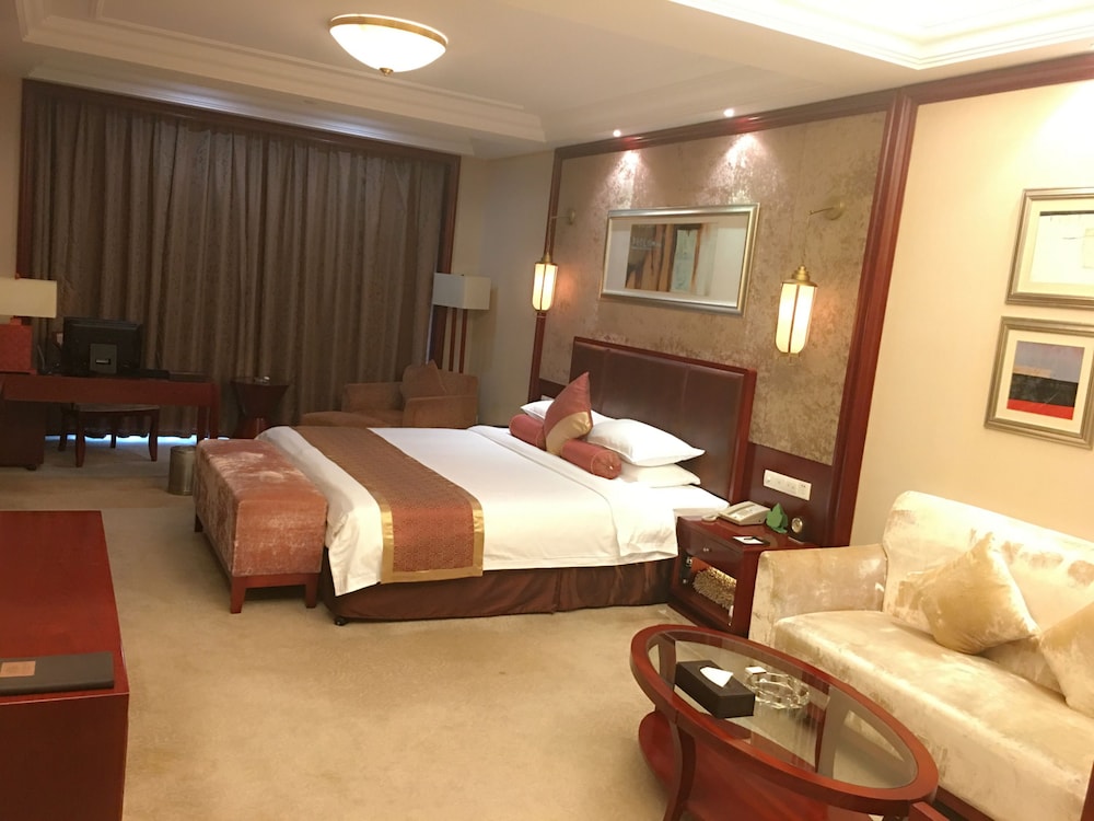 Deluxe Room, 1 King Bed photo 3
