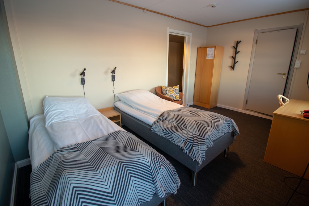Economy Twin Room, 2 Twin Beds photo 2