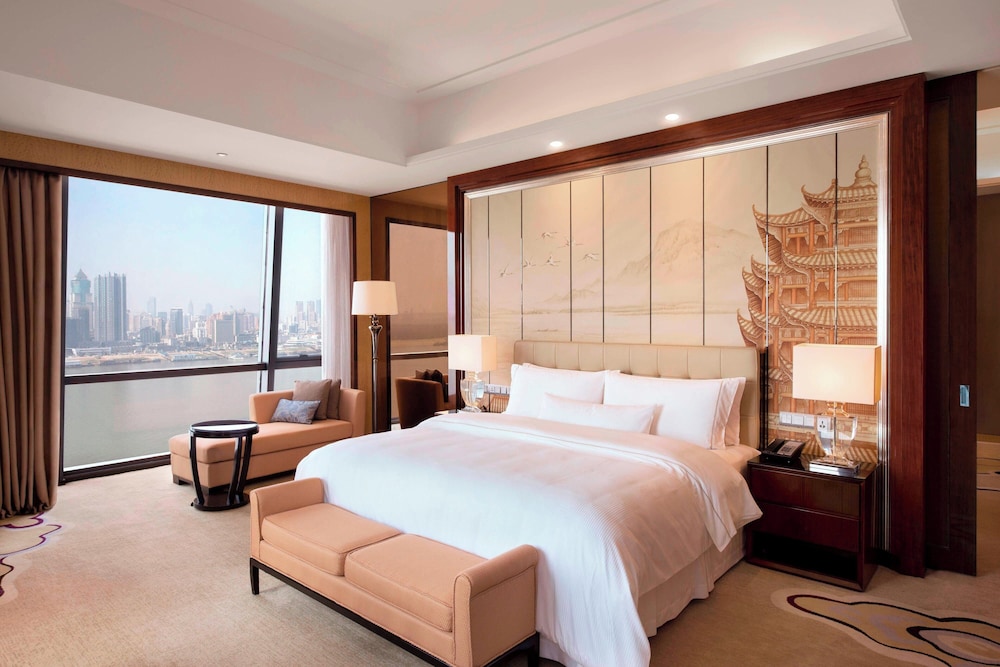 1 King Bed, Executive Lounge Access, Suite photo 3