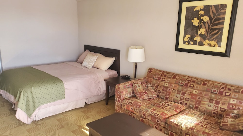 Queen Room with Sofa Bed - Photo 7