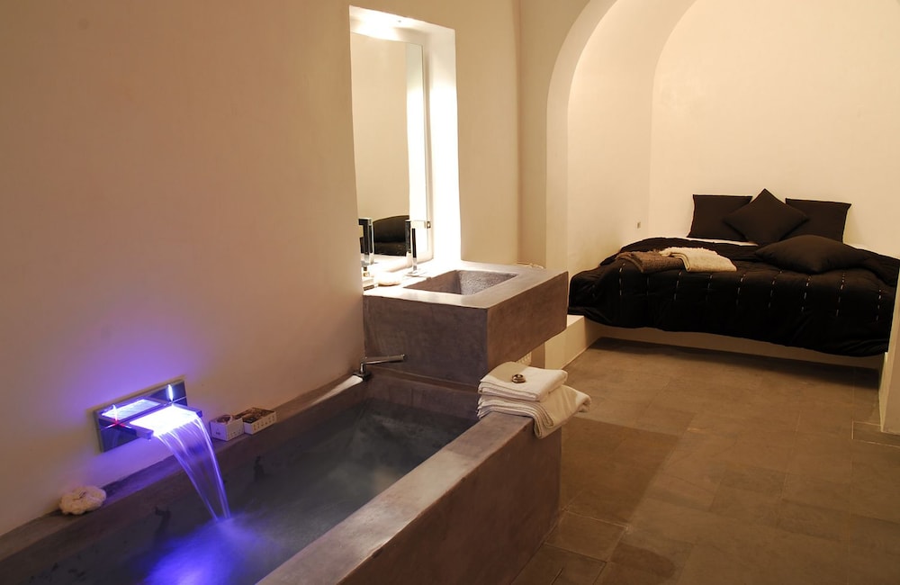 Suite Design (EBONY)