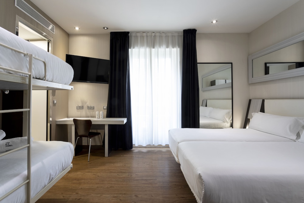 Quadruple Room, Gran Via View