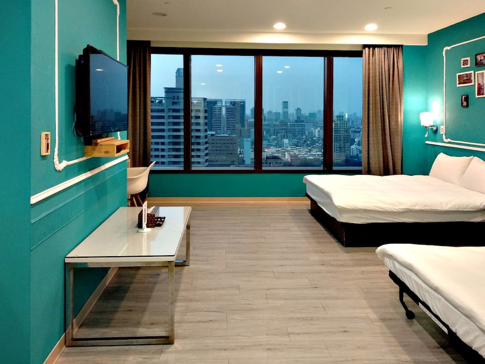 Deluxe Quadruple Room, City View - Photo 1