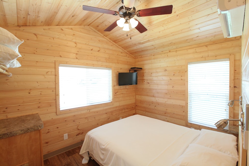 Cabin, 2 Bedrooms (No Pets, Linens Included) photo 3