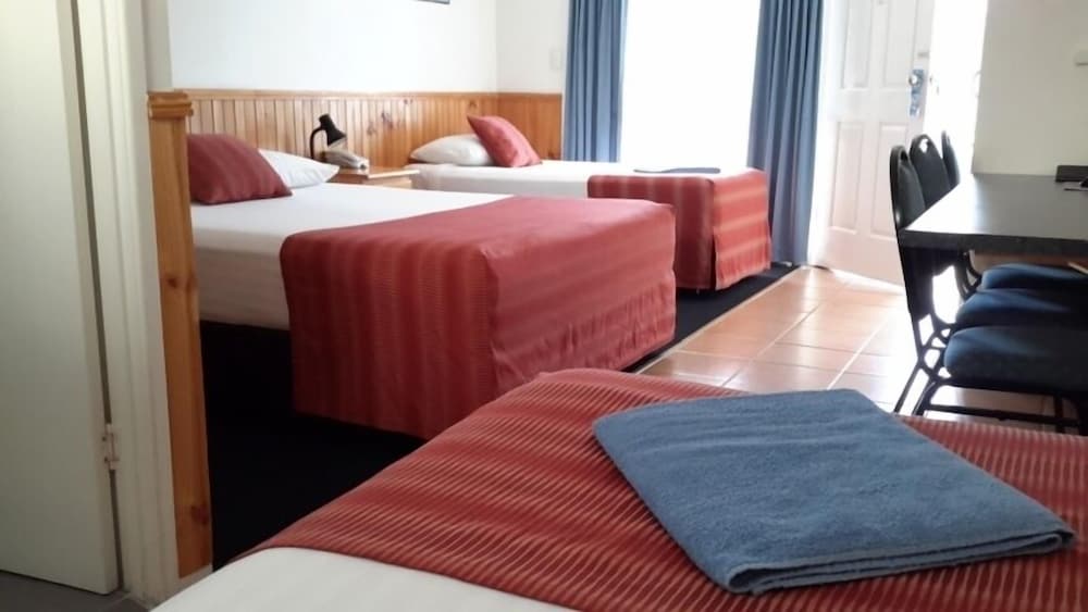 Family rooms – Queen and two single beds photo 1