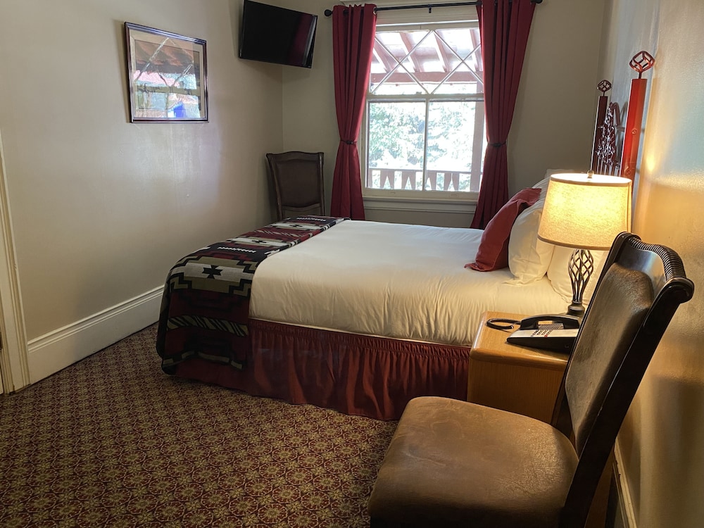 Standard Single Room, 1 Queen Bed, Mountain View photo 1