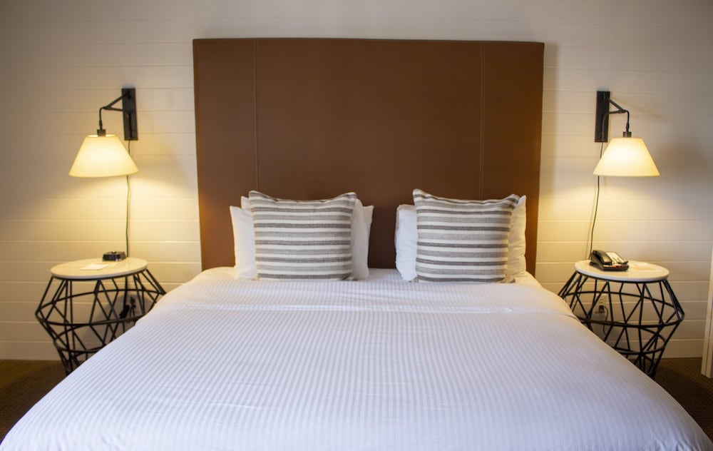 Standard Room, 1 King Bed, Non Lakeview, Non Smoking photo 1