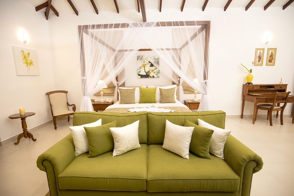 Luxury Room, 1 King Bed, Garden View, Poolside photo 3