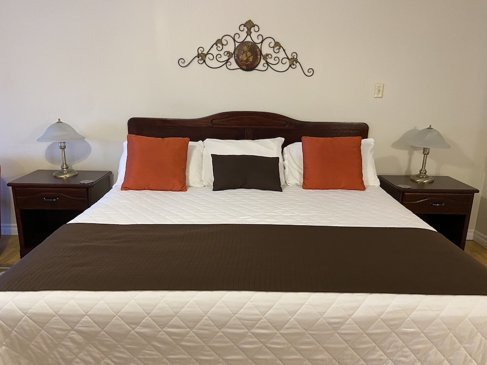 Suite, 1 King Bed (Second Floor) photo 3