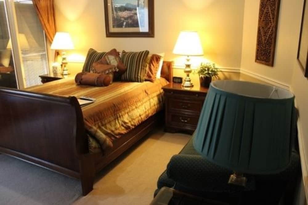 Room, Private Bathroom (09 Northern Exposure Queen) photo 3