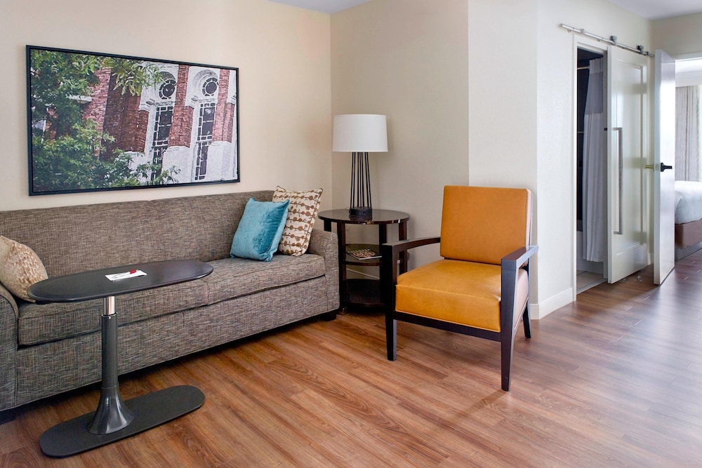 Suite, 1 Bedroom, Tower (Mobility Accessible, Tub) - Photo 3