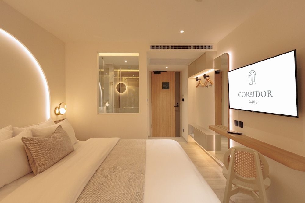 Deluxe Room with Queen Bed photo 3