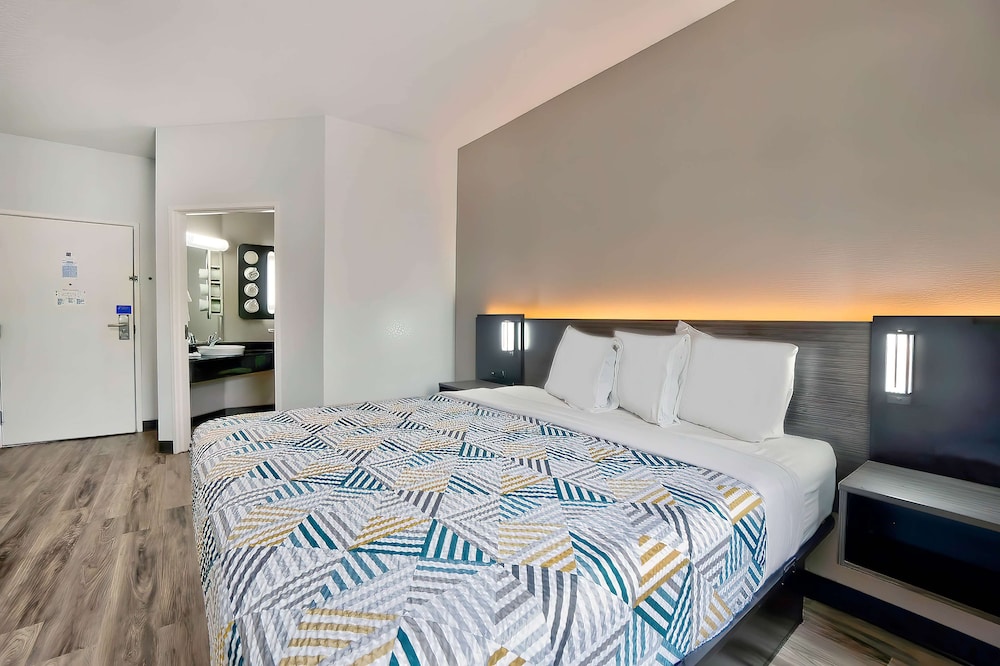 Standard Room, 1 King Bed, Non Smoking photo 3