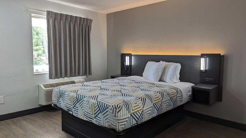 Deluxe Room, 1 Queen Bed, Non Smoking photo 3