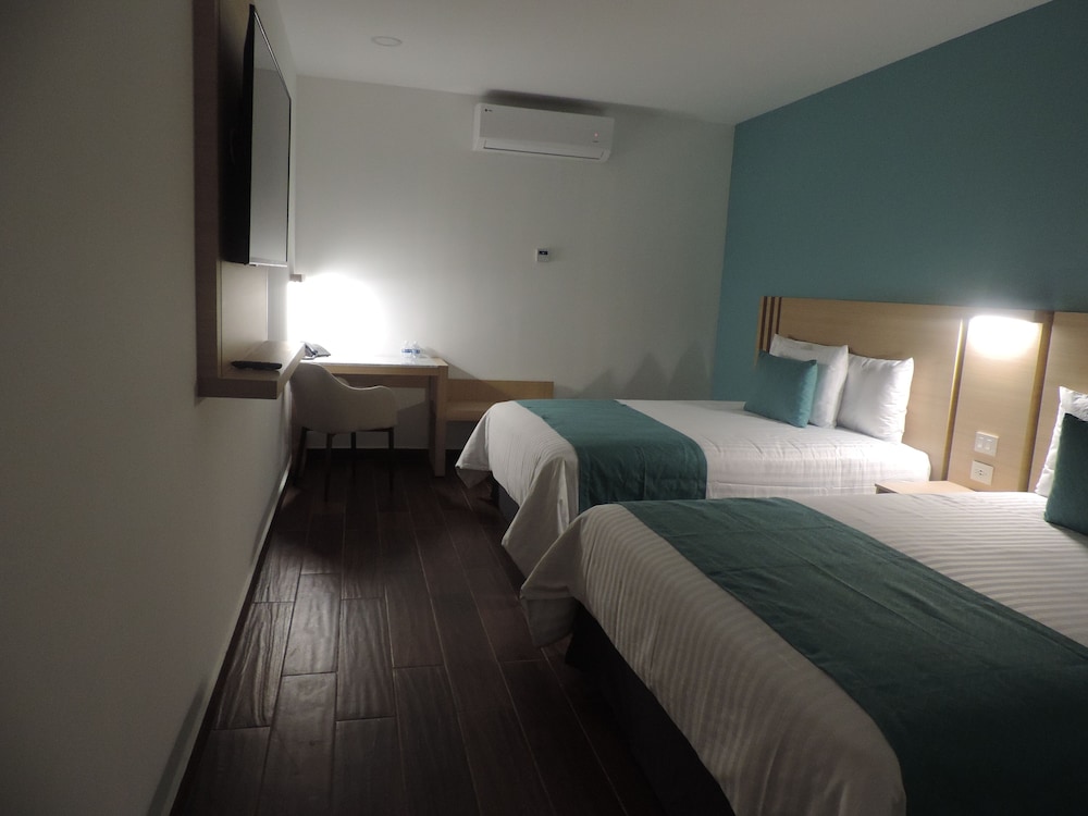 Standard Double Room, 2 Queen Beds - Photo 4