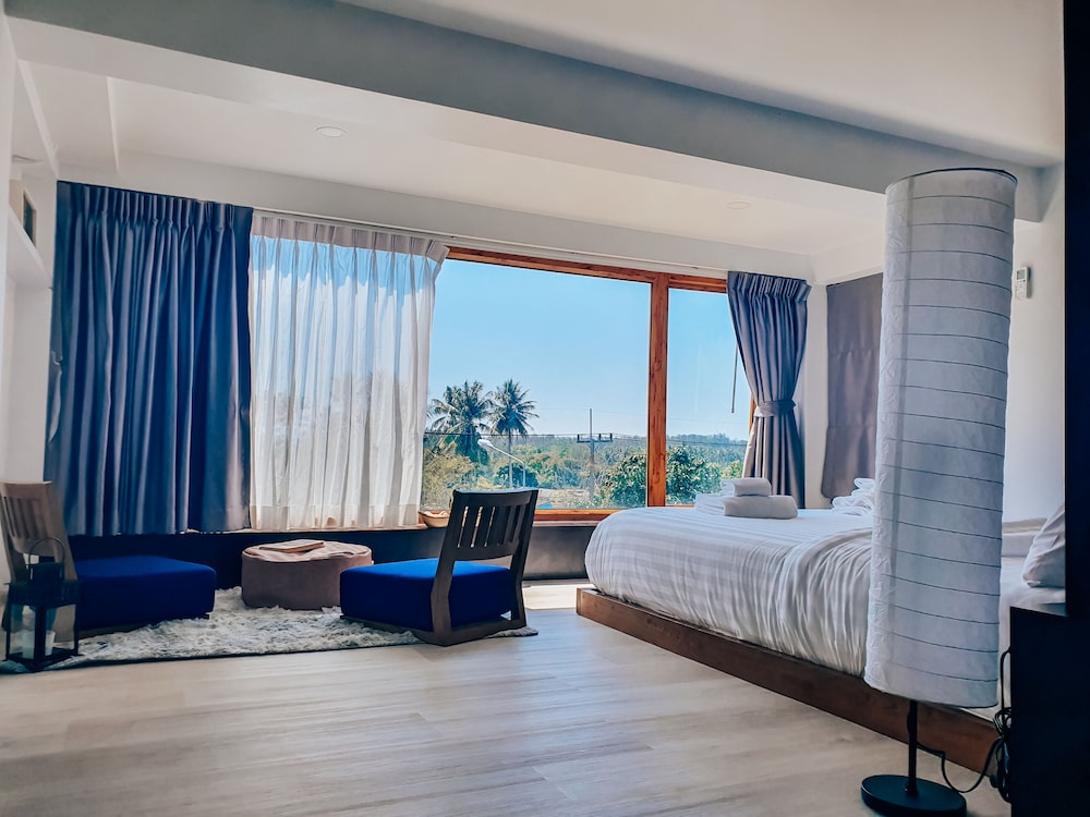 Family Room (Free Drop Off to Airport)