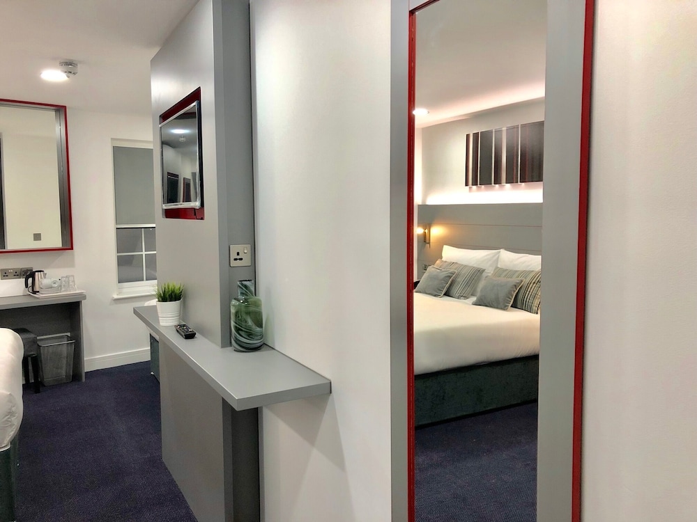Double or Twin Room, Ensuite - Photo 10