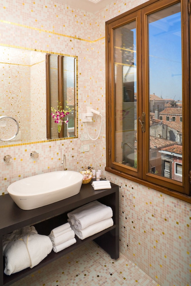 Junior Suite (2 Pax - Grand Canal View) thumbnail 5