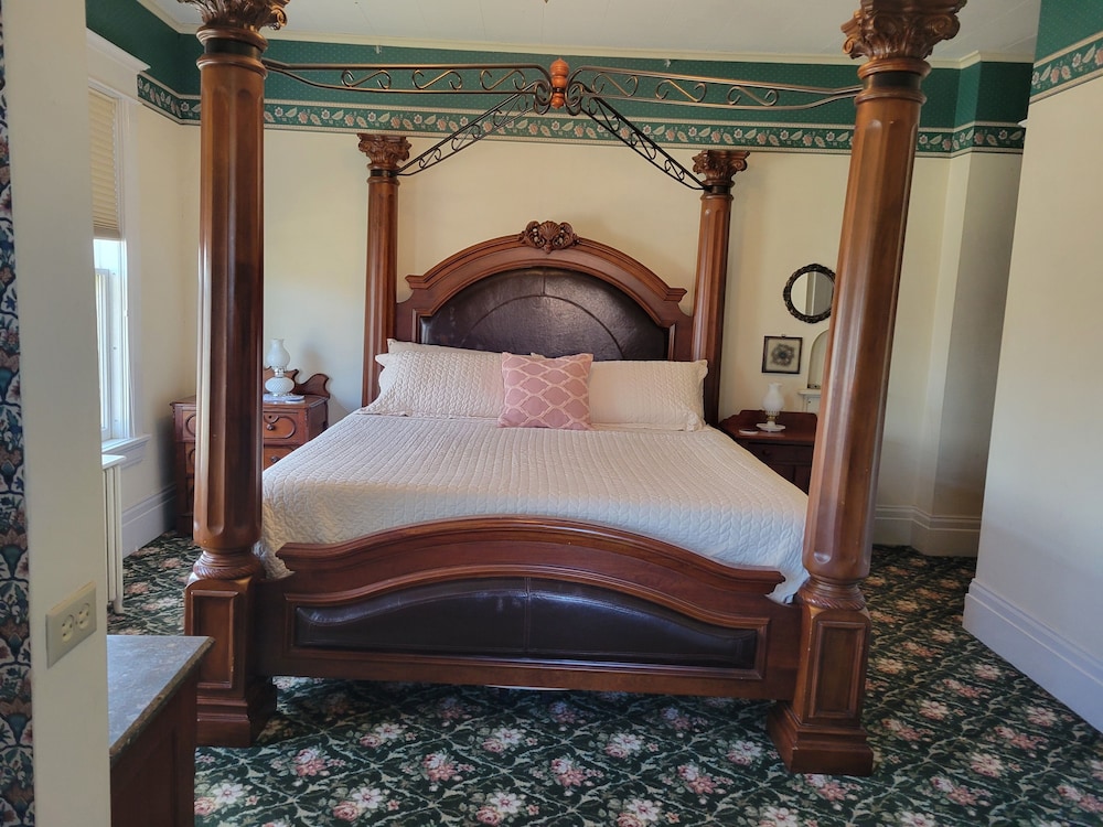Premium Suite, 1 King Bed, Non Smoking, Private Bathroom photo 1
