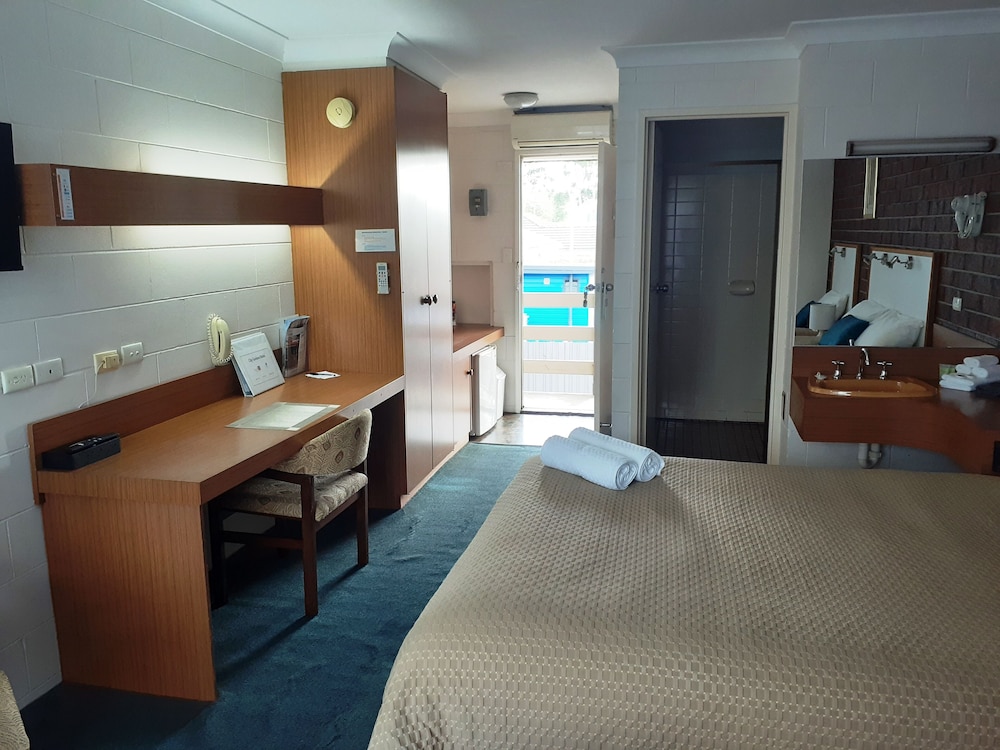 Twin Room (1 Queen bed and 1 Single bed) photo 2
